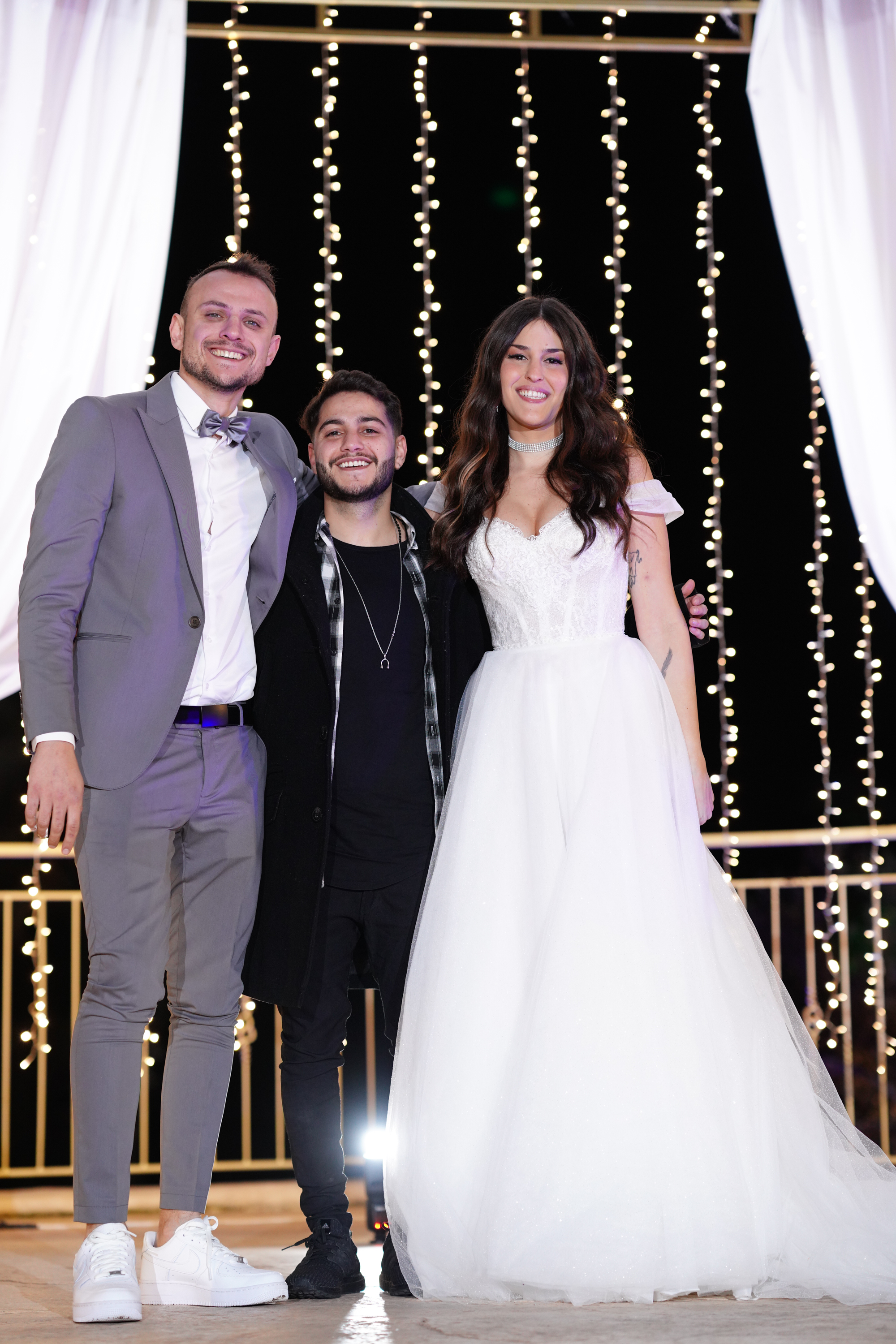 אלמוג עם הזוג ליד החופה